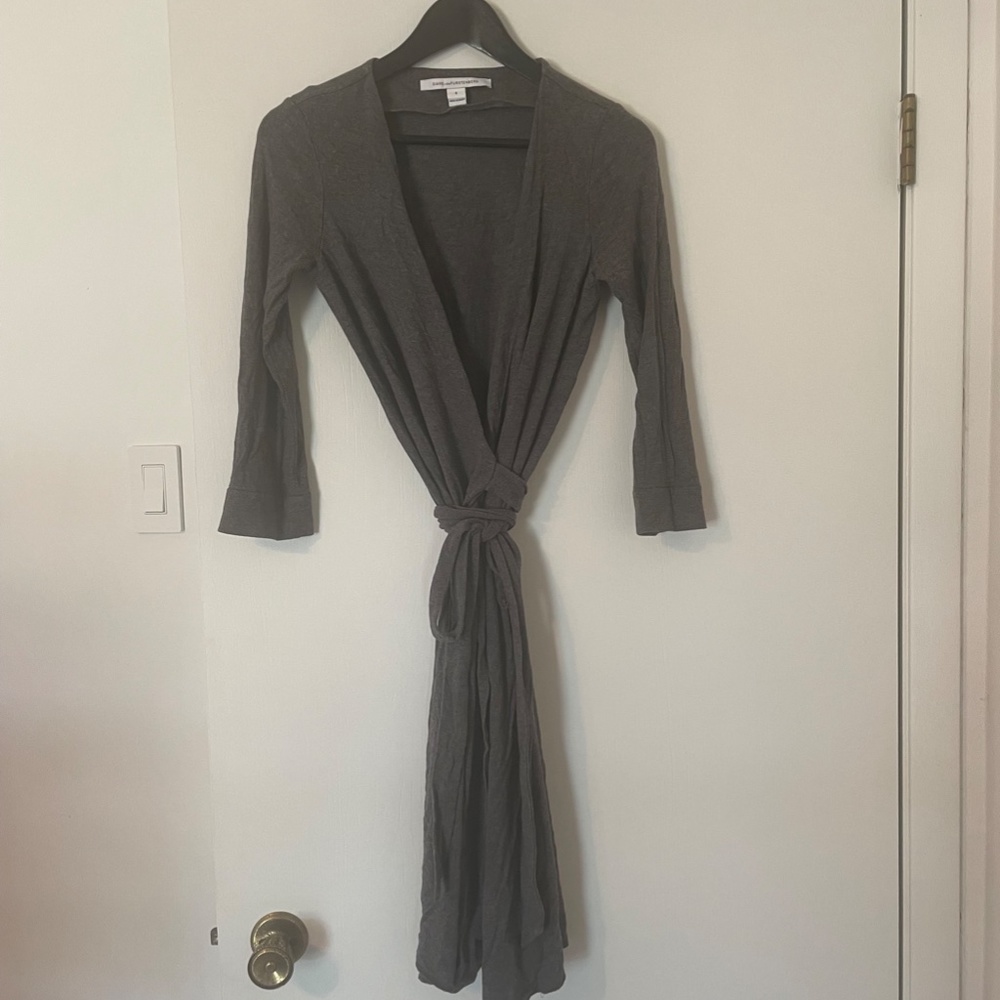 Diane von Furstenberg grey wrap dress 3/4 sleeve size 6